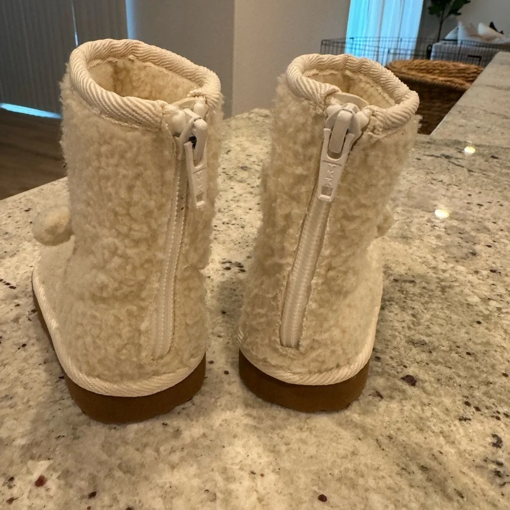 Baby Gap Sherpa Llama boots size 5